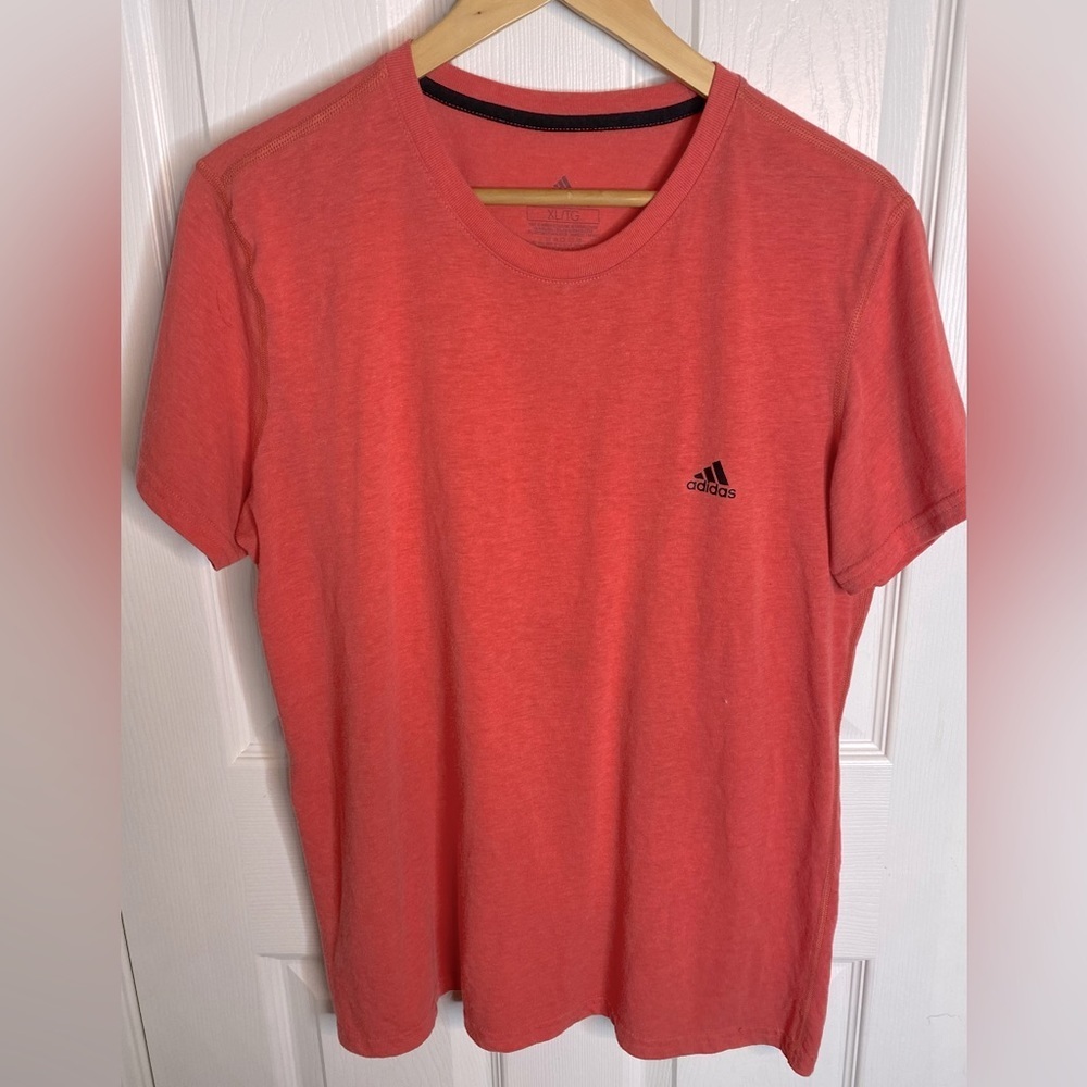 Addias women’s work out T-shirt in coral.